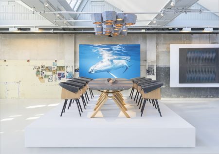 WHALE-BOARDROOM-TABLE-and-WHALE-TAIL-CHAIR-tafelstoelen-locatie_DSC8513